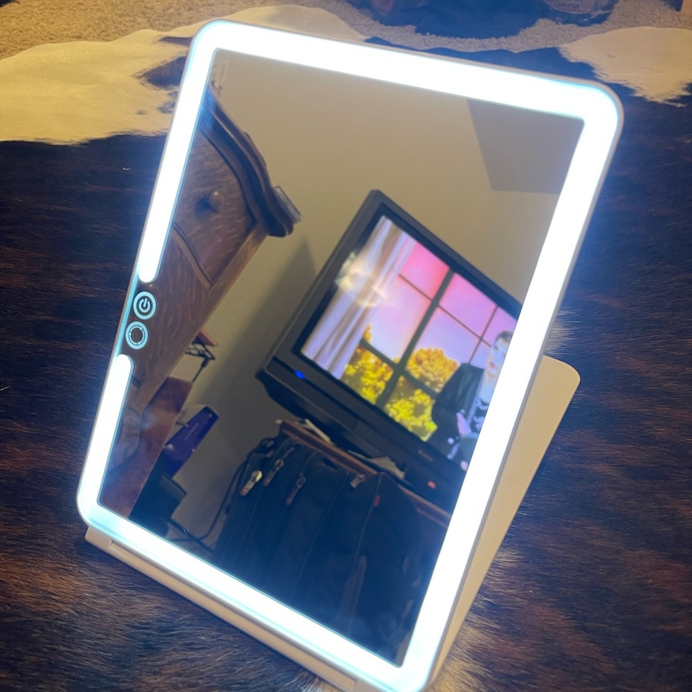 Adjustable vanity mirror with light